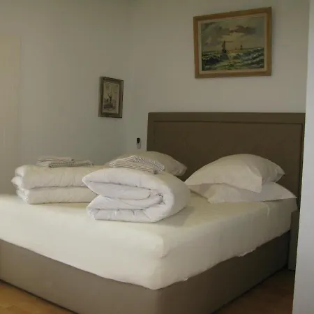 Iris Bed & Breakfast 3*