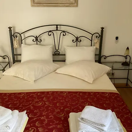 לינה וארוחת בוקר Iris