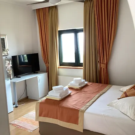 לינה וארוחת בוקר Iris 3*