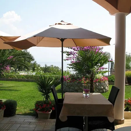 Iris לינה וארוחת בוקר