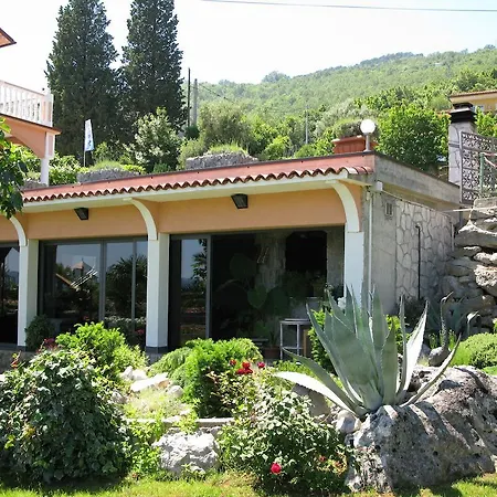 Iris فندق مبيت وإفطار 3*