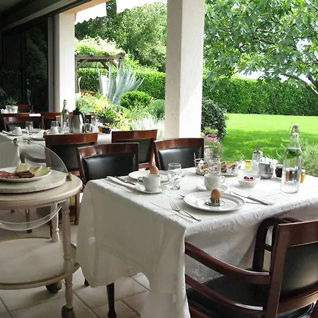 Iris לינה וארוחת בוקר