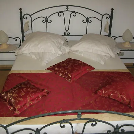 Iris فندق مبيت وإفطار 3*